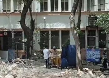 भोपाल: पोस्टमार्टम के बाद खुले में करने लगे लाश की सिलाई, सामने से गुजरते रहे लोग