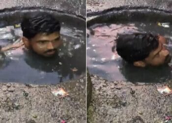 घर में घुस रहा था सीवर का पानी, मजबूरी में गर्दन तक नाले में उतर गया शख्स, VIDEO वायरल