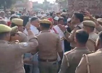 बुलंदशहर में ईद नमाज के दौरान विवाद, पूर्व विधायक और पुलिस में नोकझोंक, CO ने हाथ जोड़कर स्थिति को संभाला