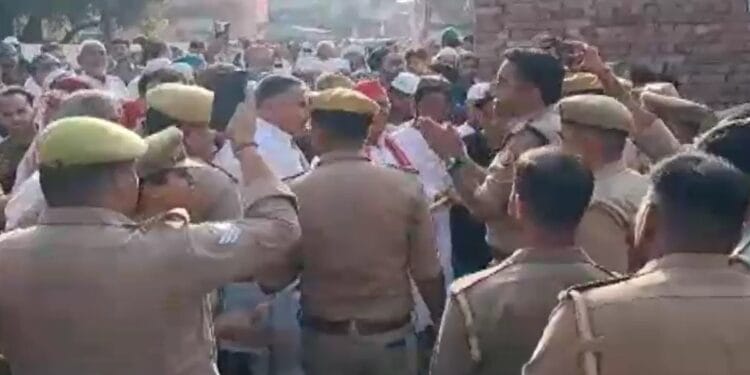 बुलंदशहर में ईद नमाज के दौरान विवाद, पूर्व विधायक और पुलिस में नोकझोंक, CO ने हाथ जोड़कर स्थिति को संभाला