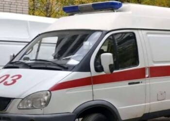 महिला प्रसव पीड़ा से तड़प रही थी… एंबुलेंस 4 किलोमीटर दूर खड़ी थी, मजबूर होकर खाट पर ले गए परिजन