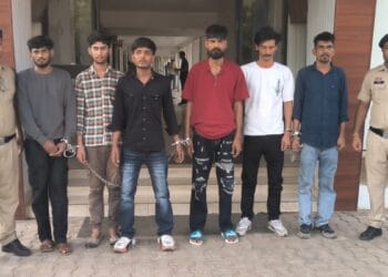 WhatsApp डीपी में डायरेक्टर की फोटो लगाई, अकाउंटेंट को झांसे में लेकर उड़ाए 20 लाख रुपए, 6 गिरफ्तार