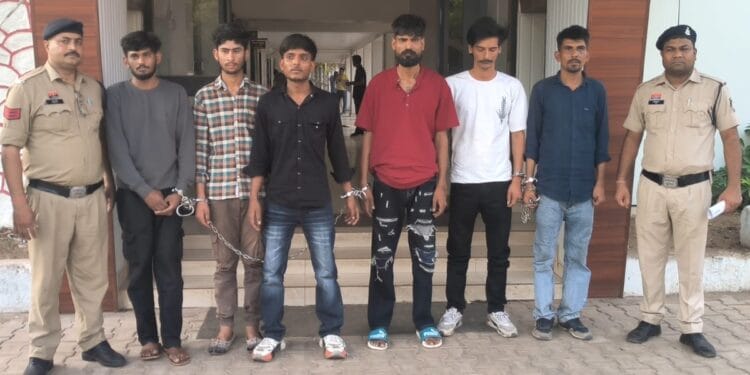 WhatsApp डीपी में डायरेक्टर की फोटो लगाई, अकाउंटेंट को झांसे में लेकर उड़ाए 20 लाख रुपए, 6 गिरफ्तार