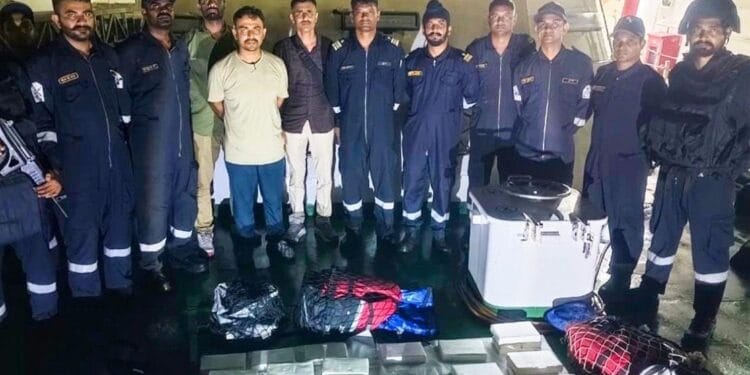 गुजरात में ड्रग्स तस्करी के खिलाफ बड़ी कार्रवाई, 1 हजार करोड़ की कोकीन जब्त