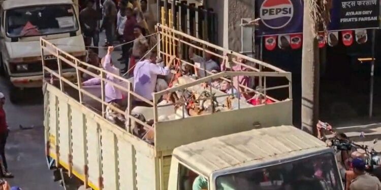 कहीं कुर्बानी का विरोध, कहीं बकरे पर बवाल… मुंबई की हाईराइज सोसायटी में ये क्या हो रहा है?