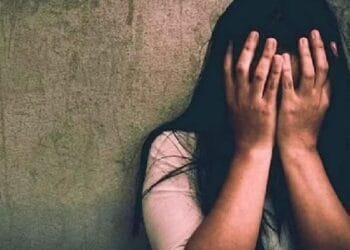 दोस्त के हाथ- पैर बांधकर युवती से किया गैंगरेप, मंदिर से लौट रहा था कपल