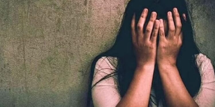 दोस्त के हाथ- पैर बांधकर युवती से किया गैंगरेप, मंदिर से लौट रहा था कपल