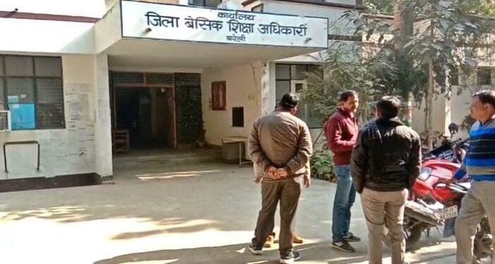 बरेली में जनगणना ड्यूटी के बीच सरकारी टीचरों को मिला 100 कुंतल भूसा जुटाने का टारगेट, शिक्षक संघ भड़का- ‘क्या कल गोबर भी उठवाएंगे?’