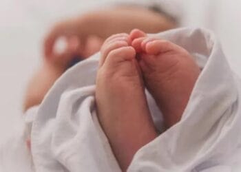 अस्पताल के बाथरूम में 14 वर्षीय लड़की ने दिया बच्चे को जन्म, टॉयलेट के होल में फंसा मिला नवजात