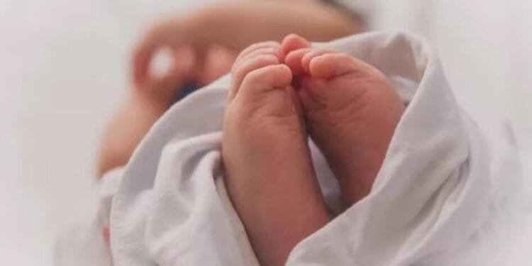अस्पताल के बाथरूम में 14 वर्षीय लड़की ने दिया बच्चे को जन्म, टॉयलेट के होल में फंसा मिला नवजात