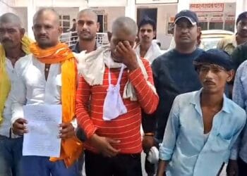 झांसी: चतुर्भुज पाल की मौत का जिम्मेदार कौन? अस्थियां गले में टांगकर कलेक्ट्रेट पहुंचा छोटा भाई, लगाई इंसाफ की गुहार
