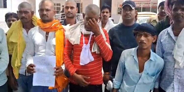 झांसी: चतुर्भुज पाल की मौत का जिम्मेदार कौन? अस्थियां गले में टांगकर कलेक्ट्रेट पहुंचा छोटा भाई, लगाई इंसाफ की गुहार