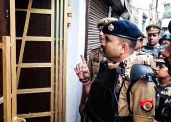 ‘ऐसा एक्शन होगा कि याद रखोगे…’, मेरठ के SP का ‘सिंघम’ अवतार, गैंगस्टर के घर जाकर चेताया, VIDEO