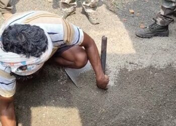 पत्नी- बेटी की पत्थर से कुचला,आंगन में दबा दी लाशें…रोता हुआ पहुंच गया थाने