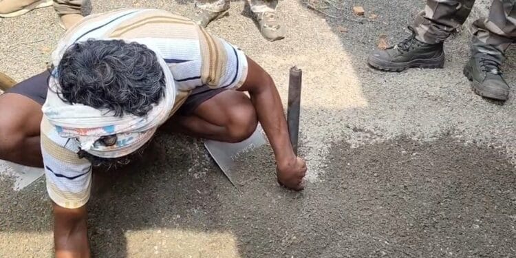 पत्नी- बेटी की पत्थर से कुचला,आंगन में दबा दी लाशें…रोता हुआ पहुंच गया थाने