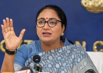 24-26 डिग्री पर रखें AC, दिन में लाइट रहें बंद… दिल्ली सरकार का ‘बिजली बचाओ’ आदेश