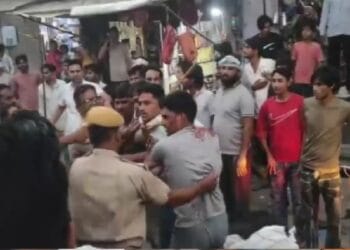 भीड़ में पिटता रहा कांस्टेबल, तमाशा देखता रहा ASI, ईद की खरीदारी के बीच मचा बवाल, VIDEO