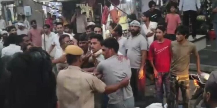 भीड़ में पिटता रहा कांस्टेबल, तमाशा देखता रहा ASI, ईद की खरीदारी के बीच मचा बवाल, VIDEO