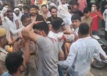 अलवर में छेड़छाड़ विवाद में भीड़ ने कांस्टेबल को पीटा, खड़े देखते रहे ASI, वीडियो वायरल