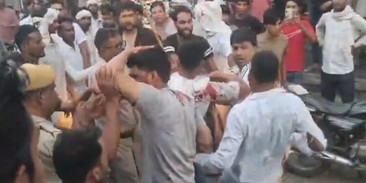 अलवर में छेड़छाड़ विवाद में भीड़ ने कांस्टेबल को पीटा, खड़े देखते रहे ASI, वीडियो वायरल