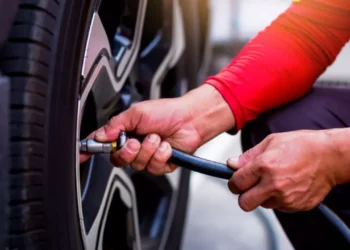 Nitrogen Air Car Mileage: क्या नाइट्रोजन एयर से सच में बढ़ता है कार का माइलेज? एक्सपर्ट्स ने बताया असली…