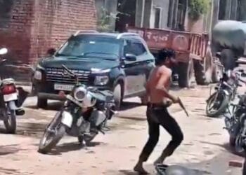 मथुरा: परिक्रमा मार्ग में ताबड़तोड़ फायरिंग से हड़कंप, भंडारे को लेकर दो पक्षों में खूनी संघर्ष; पुलिसवालों पर गिरी गाज
