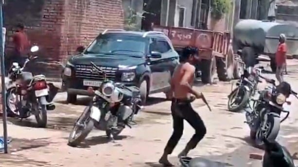 मथुरा: परिक्रमा मार्ग में ताबड़तोड़ फायरिंग से हड़कंप, भंडारे को लेकर दो पक्षों में खूनी संघर्ष; पुलिसवालों पर गिरी गाज
