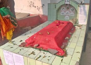 अल्टीमेटम खत्म, एक्शन शुरू: लखनऊ KGMU में मजार पर ‘लावारिस’ का ठप्पा, ढहने की कगार पर अवैध निर्माण!