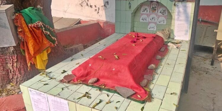 अल्टीमेटम खत्म, एक्शन शुरू: लखनऊ KGMU में मजार पर ‘लावारिस’ का ठप्पा, ढहने की कगार पर अवैध निर्माण!