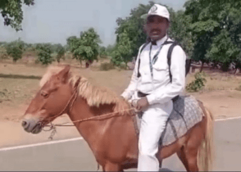 झारखंड में जनगणना के लिए घोड़े पर निकले सहायक टीचर, Video