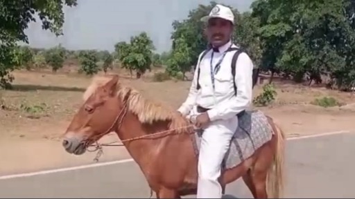 झारखंड में जनगणना के लिए घोड़े पर निकले सहायक टीचर, Video