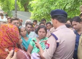 इटावा में पेड़ से लटका मिला लापता युवक का शव, हत्या का आरोप लगाकर परिजनों ने किया हंगामा