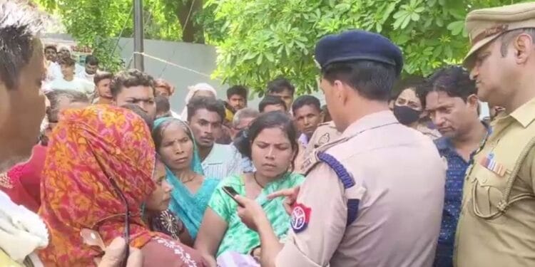 इटावा में पेड़ से लटका मिला लापता युवक का शव, हत्या का आरोप लगाकर परिजनों ने किया हंगामा