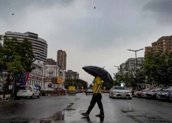 हल्की बारिश से लोगों को भीषण गर्मी और लू से राहत, दिल्ली में 48 घंटे में तापमान 7 से 9 डिग्री तक गिरा