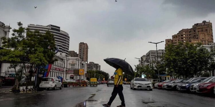 हल्की बारिश से लोगों को भीषण गर्मी और लू से राहत, दिल्ली में 48 घंटे में तापमान 7 से 9 डिग्री तक गिरा