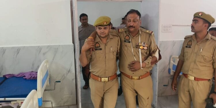पुलिस एनकाउंटर ढेर हुआ एक लाख का इनामी बदमाश, 2 पुलिसकर्मी घायल, बुलेटप्रूफ जैकेट से बची SHO की जान