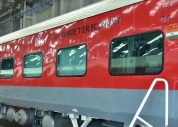 चूहों का आतंक रेलवे को पड़ा भारी… ट्रेन के थर्ड AC में यात्री का बैग और कपड़े कुतरे, देना पड़ेगा 15 हजार रुपये का हर्जाना