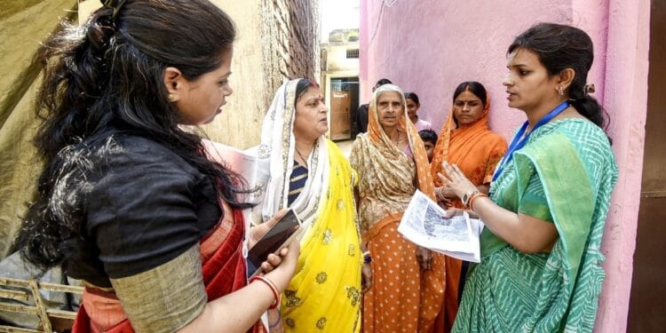 बरेली में ‘भूसा बटोरने’ के टास्क पर भड़के सरकारी टीचर… BEO को नोटिस; BSA ने दी सफाई; बैकफुट पर प्रशासन