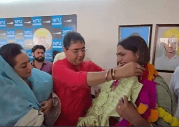 पंजाब नगर निकाय: ट्रांसजेंडर माही महंत की बड़ी जीत, कैबिनेट मंत्री ने पैर छूकर लिया आशीर्वाद