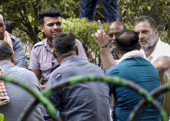 दिल्ली: ऑटो ड्राइवरों से मिले राहुल गांधी, उनकी  यूनिफॉर्म पहनकर साथ खाई दाल-रोटी