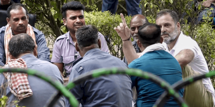 दिल्ली: ऑटो ड्राइवरों से मिले राहुल गांधी, उनकी  यूनिफॉर्म पहनकर साथ खाई दाल-रोटी
