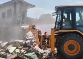 UP: बहराइच में बुल्डोजर एक्शन, मदरसा समेत 11 अवैध दुकानें ध्वस्त