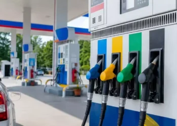Normal Petrol vs Power Petrol: किससे स्मूद चलेगी कार और किससे बचेगा पैसा! | News Track in Hindi