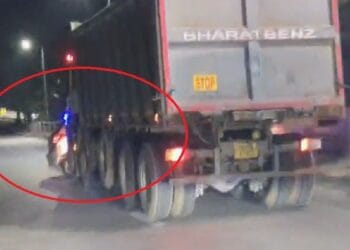 ट्रक चालक की गुंडागर्दी! कार में मारी टक्कर, फिर कई मीटर तक घसीटा- VIDEO