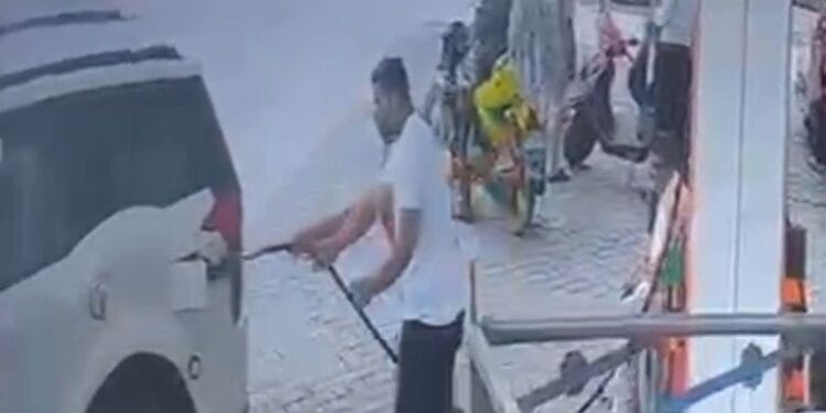 कार खरीदने पहुंचा युवक, डीलर से बोला- पहले चलाकर देखनी है, फिर अचानक XUV लेकर भाग निकला