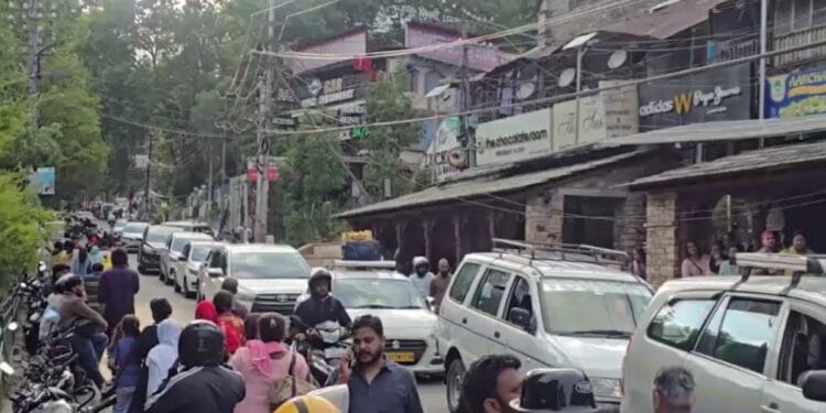 मैदानों में हाय गर्मी! पहाड़ों पर Chill करने पहुंचे लोग, नैनीताल में पर्यटकों का जमावड़ा