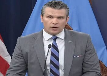 Iran से बातचीत के बीच America की खुली चेतावनी, Pete Hegseth बोले- जंग के लिए पूरी तरह तैयार