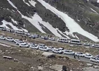 पहाड़ों पर महाजाम! हिमाचल से उत्तराखंड तक सड़कों पर रेंग रही गाड़ियां, 50 किमी जाने में लग रहे 8 घंटे