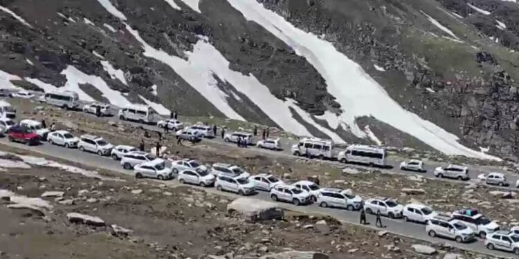 पहाड़ों पर महाजाम! हिमाचल से उत्तराखंड तक सड़कों पर रेंग रही गाड़ियां, 50 किमी जाने में लग रहे 8 घंटे