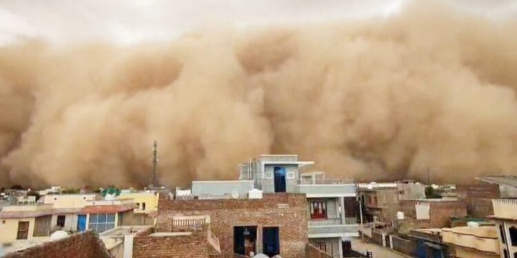 राजस्थान में रेत का डरावना बवंडर… दिन में ही हो गई रात, दोपहर 2 बजे जलानी पड़ीं गाड़ियों की लाइट; देखें VIDEO